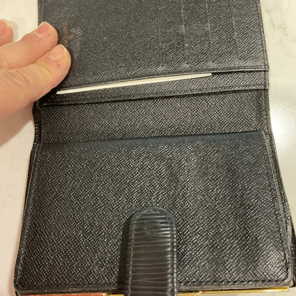 Louis Vuitton EPI Kisslock Wallet Black - Picture 9 of 16
